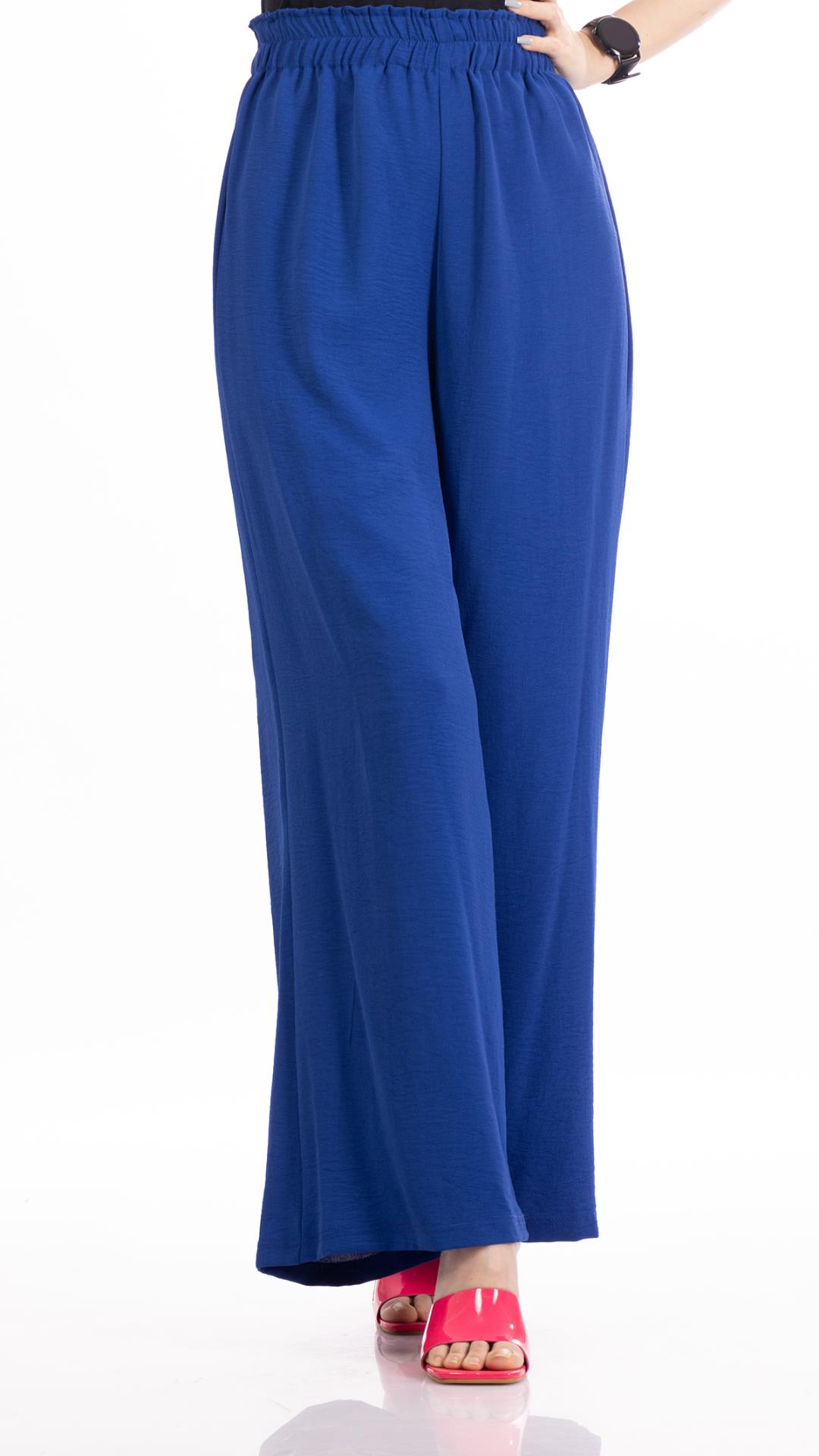 Wide trousers with a pull at the waist 