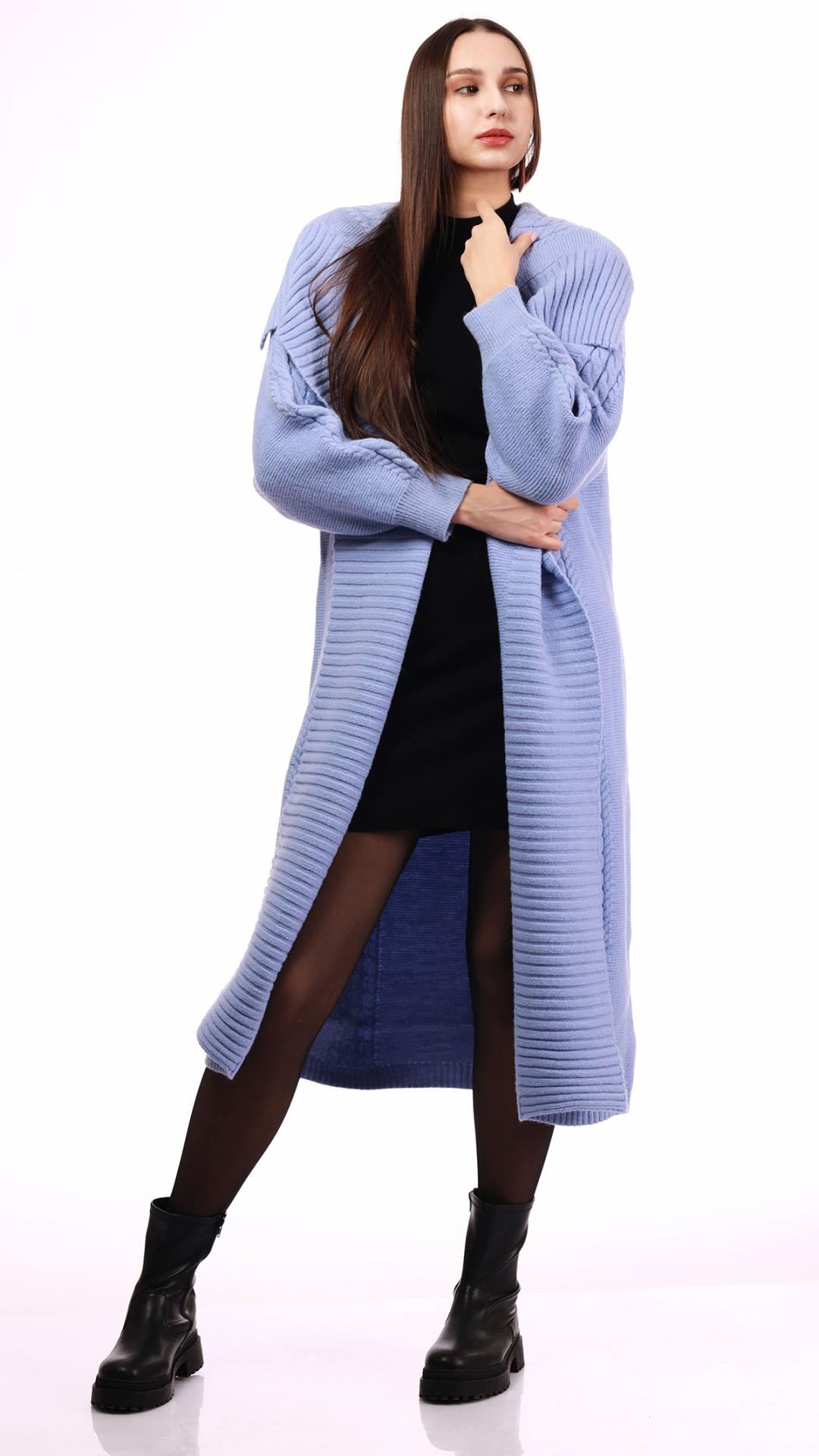 Long wool jacket with a distinctive collar 