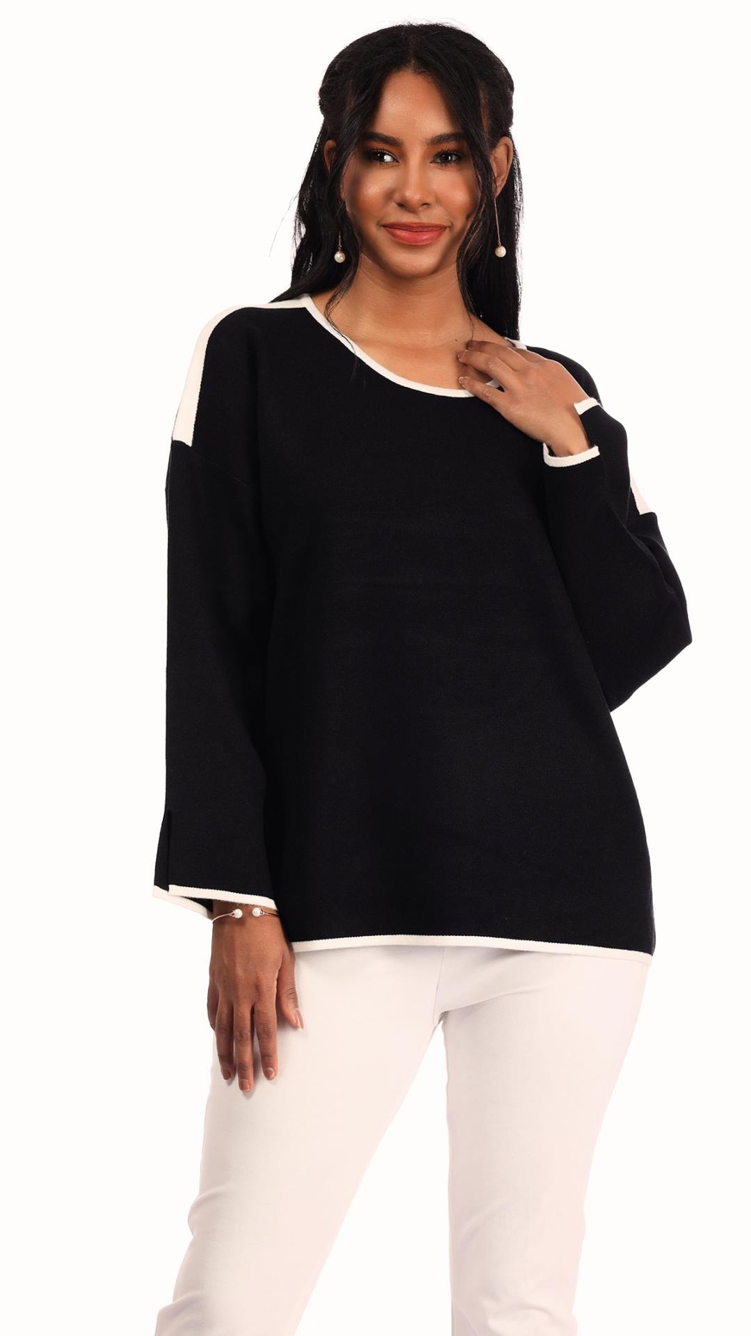 Soft wool blouse with a small opening on the sleeve