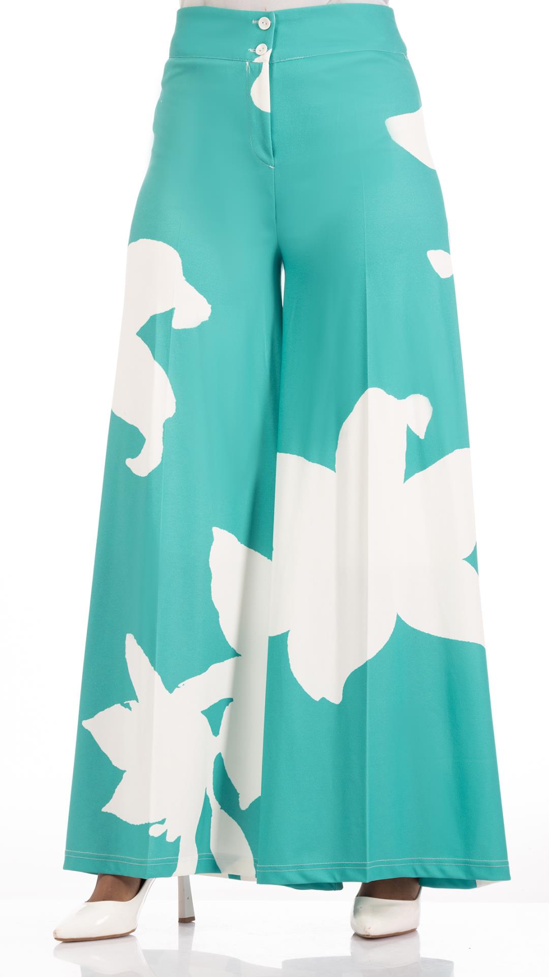 Wide trousers in a big and distinctive print