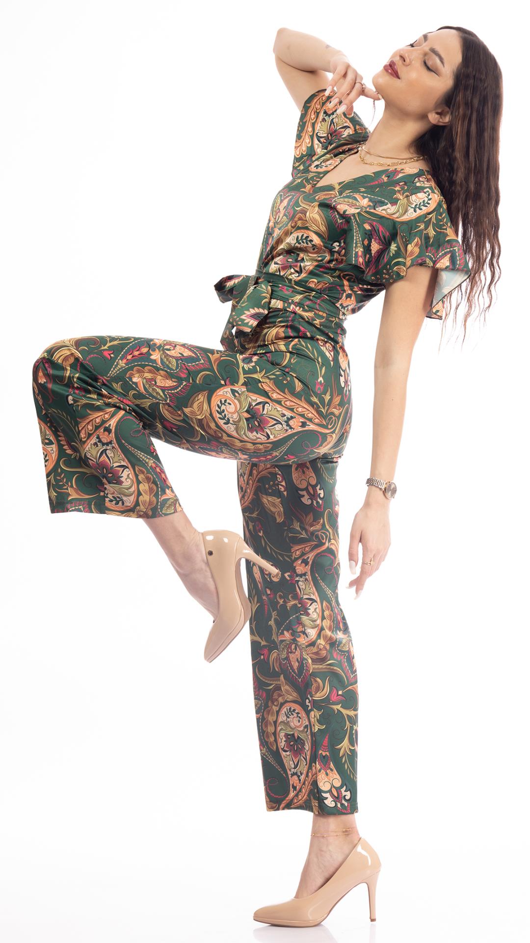 Jumpsuit decorated with beautiful graphics 