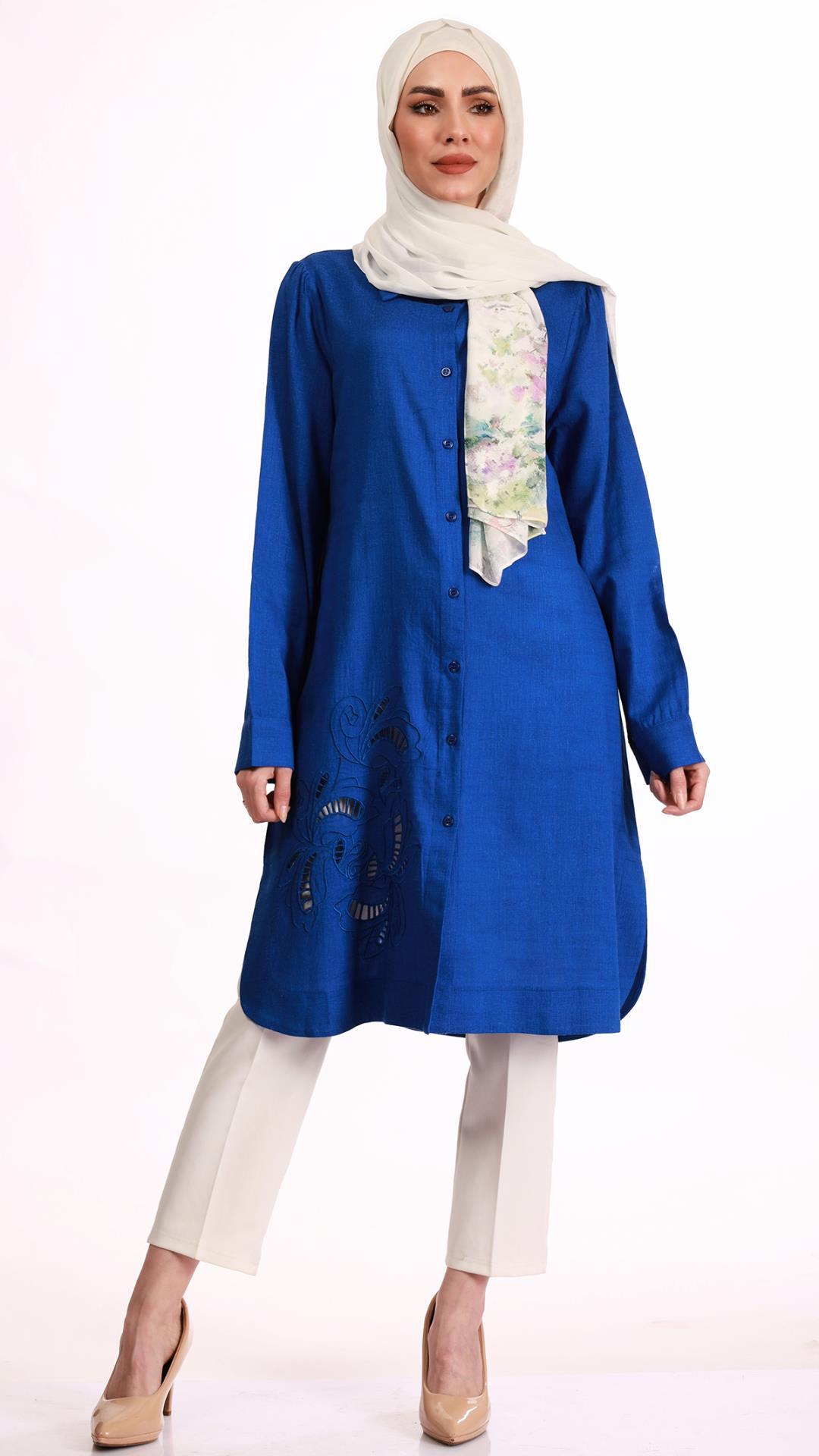 Long lenen shirt with lace at the bottom in the shape of a rose 